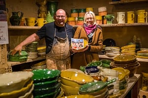 Die Cassole ist ein gutes Beispiel dafür, wie das passende Kochgeschirr den Geschmack eines Gerichts beeinflussen kann. Jean-Pierre Not mit Redakteurin Angela Berg im Verkaufsraum der Töpferei. / © Foto: Georg Berg