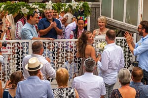 Am Hochzeitstag wird die Braut in ihrem Elternhaus vor dem Zugriff des Bräutigams und seinem Team verteidigt / © Foto: Georg Berg