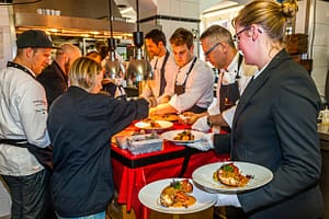 Das Serviceteam legt los: Der Hummer, den Vineet Bhatia aus der Küche kommen lässt sieht nicht nur fantastisch aus... / © Foto: Georg Berg