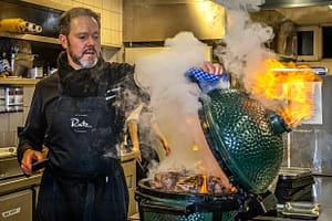 Das Geheimnis der zarten Rinderbrust ist die umgekehrte Reihenfolge: Zuerst bei niedriger Hitze im Ofen erwärmen und dann erst kurz vor dem Anschneiden im eigenen Rauch scharf grillen    / © Foto: Georg Berg
