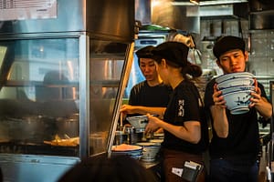 Wenig Platz und viel Betrieb in der Küche des Ramen Restaurants Afuri in Tokyo, Shibuya, Japan / © Foto: Georg Berg