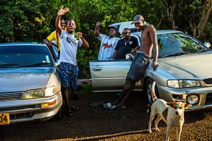 Für Jung und Alt ist das Defilee der Hasher eine willkommene Abwechslung; zumal man sich beim Bier immer gut versteht / © Foto: Georg Berg