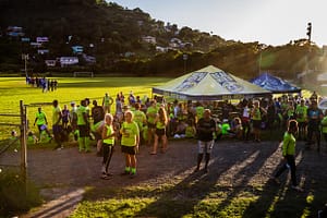 Auch Cricket-Mannschaften (im Hintergrund) feiern gerne mit, wenn die Hash House Harriers ihr Lebenselixier ausschenken / © Foto: Georg Berg