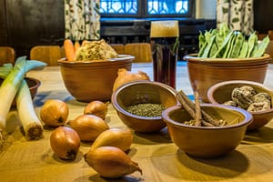 Gemüse, Gewürze und Rauchbier aus Bamberg. Auch das Rauchbier kann als Würze eingesetzt werden. Grundzutaten für den ersten Gang des Mittelalter-Menüs im Gasthof Schlenkerla „Ein spise von bonen und spec vigen“. / © Foto: Georg Berg