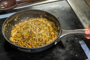 So entlockt man dem Süßholz die Süße. Geraspelt und in Wasser aufgekocht / © Foto: Georg Berg