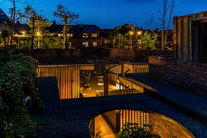 In das Dach der alten Industriehalle wurden Löcher geschweißt, Wendeltreppen gesetzt und Bäume gepflanzt / © Foto: Georg Berg