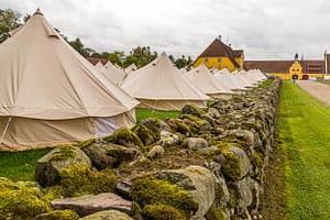 Festival in Glamping-Zelten auf Brahetrolleborg Castle Skov und Landbrug bei Faaborg-Midtfyn, Dänemark. Das Publikum wurde von drei großen dänischen Unternehmen eingeladen. Die Öffentlichkeit hatte keinen Zugang zu den drei geschlossenen Veranstaltungen im September 2021. / © Foto: Georg Berg