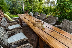Frühstück und andere Mahlzeiten können an der langen Tafel auf der Terrasse von Villa Skovly eingenommen werden. Cecilia Blixen-Finecke kümmert sich zusammen mit ihrem Vater um die Zelte im Garten und um das Gästehaus. / © Foto: Georg Berg