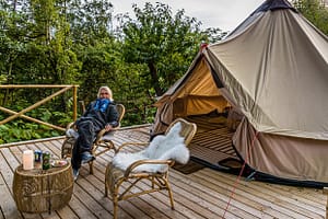 Für die kühlen Abende in Fünen, Dänemark liegen im Glamping Zelt der Villa Skovly dicke Jumpsuits aus Fleece bereit / © Foto: Georg Berg