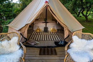 Glamping im Garten der Villa Skovly. Das geräumige Zelt mit Doppelbett steht auf einer Holzterasse im Obstgarten. Die Villa Skovly gehört Familie Blixen. Der Familiensitz der dänischen Linie, der Barone von Blixen-Finecke, Schloss Hesselagergaard liegt ganz in der Nähe / © Foto: Georg Berg
