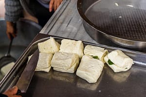 Die Herstellung von Hellim braucht acht Stunden Zeit. Die Käsespezisliät aus Nordzypern kann frisch gegessen werden. Wird aber meist in der Pfanne gebraten oder gegrillt / © Foto: Georg Berg