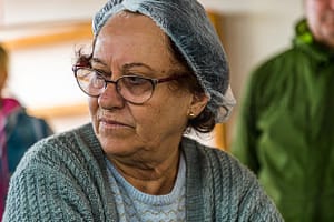 Fatma ist die Käsefrau in ihrem Dorf Akdemiz in Nordzypern. Tägllich liefern die Bauern der Umgebung ihr frische Milch von Ziege, Schaf und Kuh für die Zubereitung von Hellim bzw. Halloumi / © Foto: Georg Berg