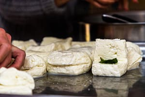 Seine typische eckige Form erhält Hellim bzw Halloumi weil der flüssige Käsebruch auf ein Blech gegossen wird und dort weiter stockt bevor er in Stücke geschnitten in kochendes Wasser gelegt wird / © Foto: Georg Berg