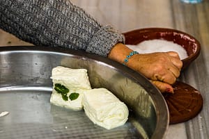 Seine typische eckige Form erhält Hellim bzw Halloumi weil der flüssige Käsebruch auf ein Blech gegossen wird und dort weiter stockt bevor er in Stücke geschnitten in kochendes Wasser gelegt wird / © Foto: Georg Berg