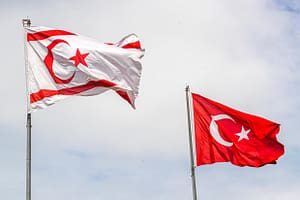 In der Türkischen Republik Nordzypern (TRNC) weht die Flagge Nordzyperns immer neben der türkischen Flagge / © Foto: Georg Berg