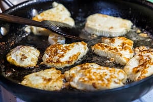 Halloumi wird mit Sonnenblumenöl in der Pfanne gebraten - er ist recht formstabil und hält einiges aus / © Foto: Georg Berg