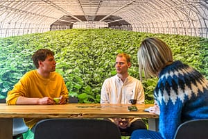 Nordic Wasabi Gründer Ragnar Atli Tomason, links im Bild und Olli Hall zuständig für Marketing und Verkauf vor der Fotowand des ersten Wasabi-Gewächshauses in Island / © Foto: Georg Berg