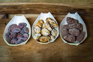 Probierschalen mit Kakaobohnen aus São Tomé in der Chocolaterie Frigoulett in Beaufort-sur-Gervanne. Besucher können die Kakabohnen geröstet, im Zuckermantel und mit Schokolade umhüllt probieren. Frigoulette verwendet ausschließlich die Kakaobohne aus São Tomé / © Foto: Georg Berg