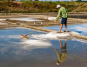 Bretagne Guerande: Salzbauer bei seiner täglichen Arbeit / © Foto: Georg Berg