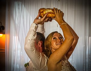 Beim rituellen Brotbrechen auf der bulgarischen Hochzeit entscheidet sich angeblich, wer von beiden während der Ehe zu sagen hat
/ © Foto: Georg Berg