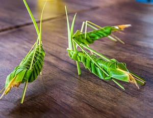 Heuschrecken aus Bananenblättern gebastelt
/ © Foto: Georg Berg