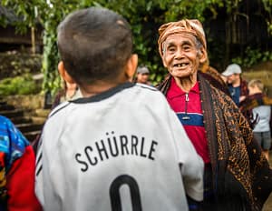 Indonesische Menschen in traditioneller Kleidung und westlichem Outfit / © Foto: Georg Berg