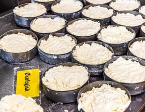 Rygeost ist ein Rauchkäse von der Insel Fyn in Dänemark. Vor dem Räuchern wird der Käsebruch zum Reifen in eine Form gefüllt / © Foto: Georg Berg