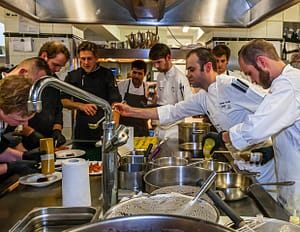 Michelin-Sternekoch Andreas Krolik mit seinem Team beim Rheingau Gourmet Festival in Hattenheim / © Foto: Georg Berg