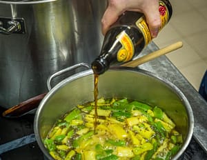 Eine Melange von guten Zutaten. Der Bohnensuppe nach einem mittelalterlichen Rezept wird neben viel Safran auch Rauchbier zugefügt / © Foto: Georg Berg