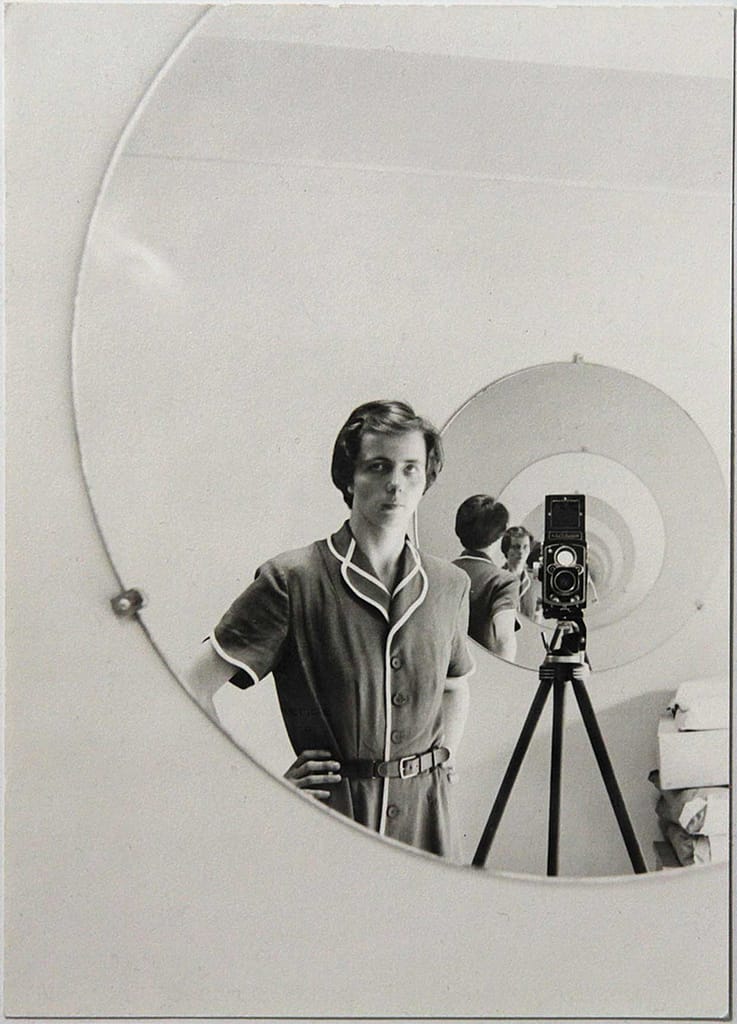 Selbstporträt in rundem Spiegel © Vivian Maier, Courtesy of the Estate of Vivian Maier