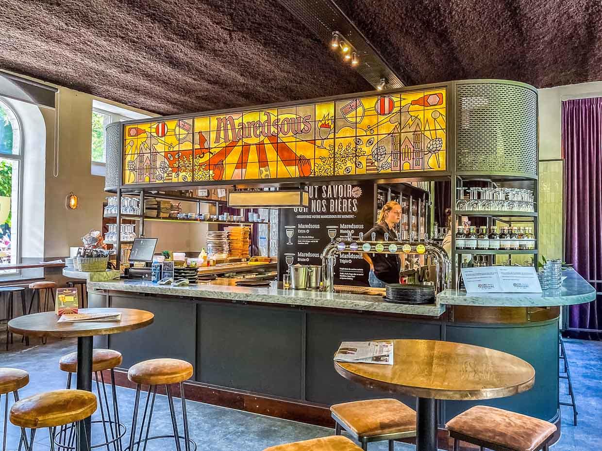 Stilsichere Äbte: die Klosterbrauerei Maredsous mit moderner Bar und umfangreicher Gastronomie. Das Motto lautet hier: Food - Drinks - Holy Beers / © Foto: Angela Berg