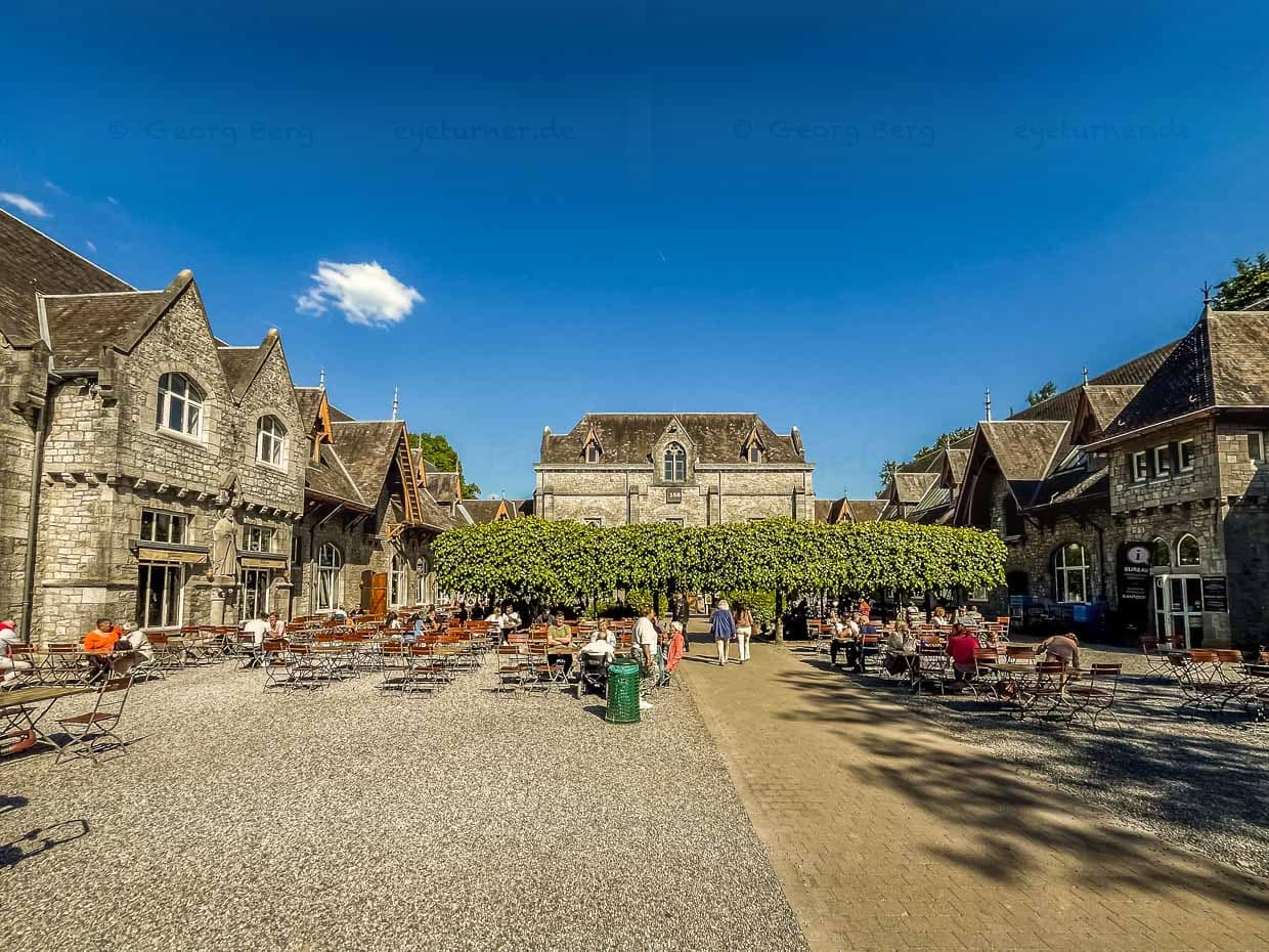 Biergarten der Mikrobrauerei Saint Josseph im Kloster Maredsous in Denée / © Foto: Angela Berg