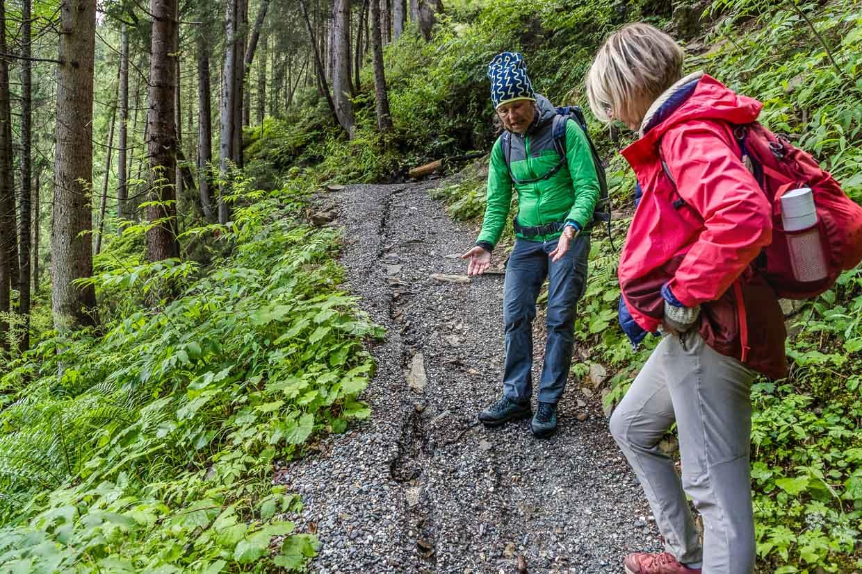 Zwei Frauen wandern und unterhalten sich auf dem Wasserfallrundweg Untersulzbach Rosental Austria