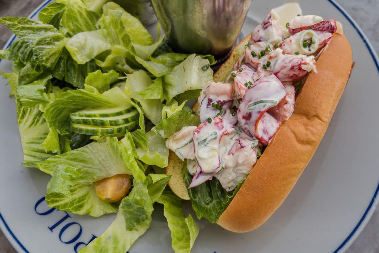 Hummerbrötchen mit Salat serviert auf einem Teller mit der Aufschrift WATER POLO in Halifax, Kanada