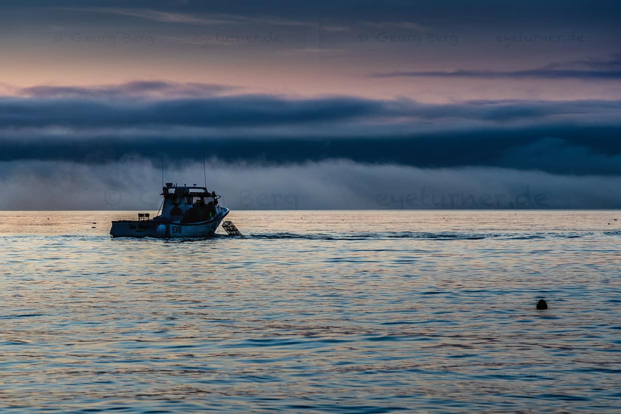 Fischerboot fährt auf dem Meer bei Indian Brook, Canada