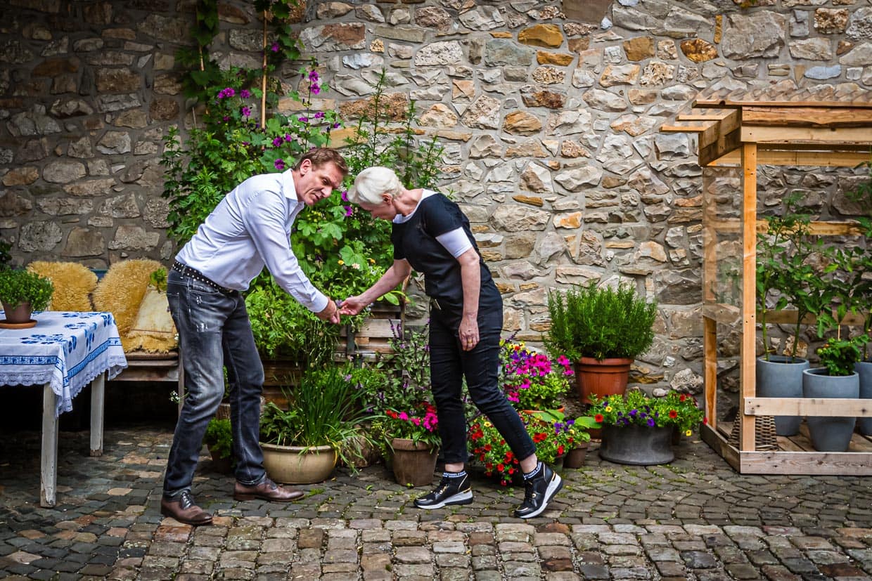 Accessoires aus dem eigenen Garten. Su und Bui Vössing suchen nach passenden Blüten für die Dekoration der Gerichte im Kochbuch / © Foto: Georg Berg