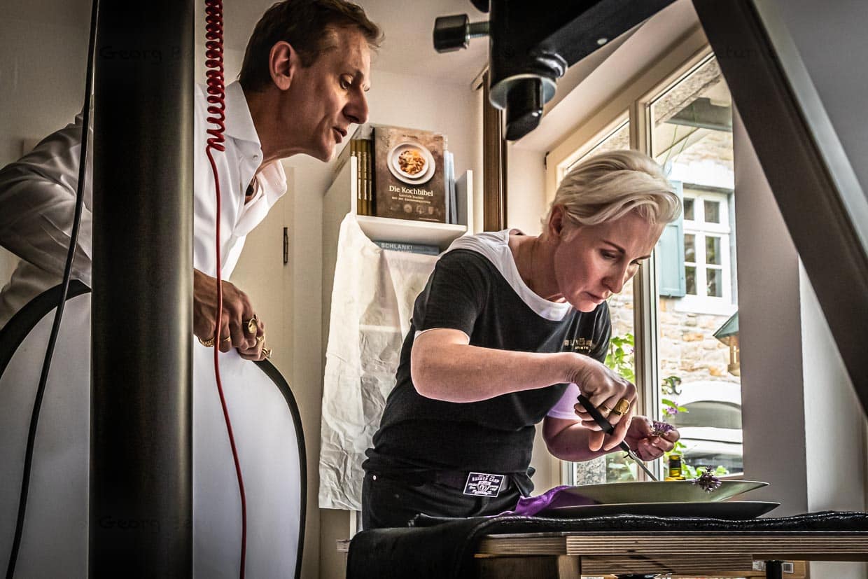 Team Vössing in der heißen Phase. Das Gericht wird warm angerichtet und fotografiert / © Foto: Georg Berg