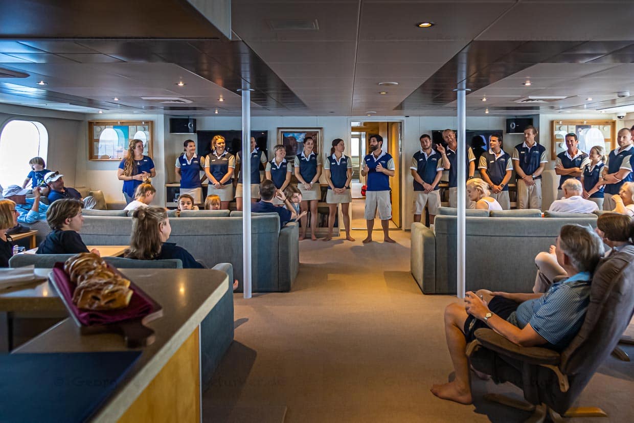 In der geräumigen Bar Lounge begrüßt Captain Ben Bonnett die Gäste und stellt seine Mannschaft vor / © Foto: Georg Berg