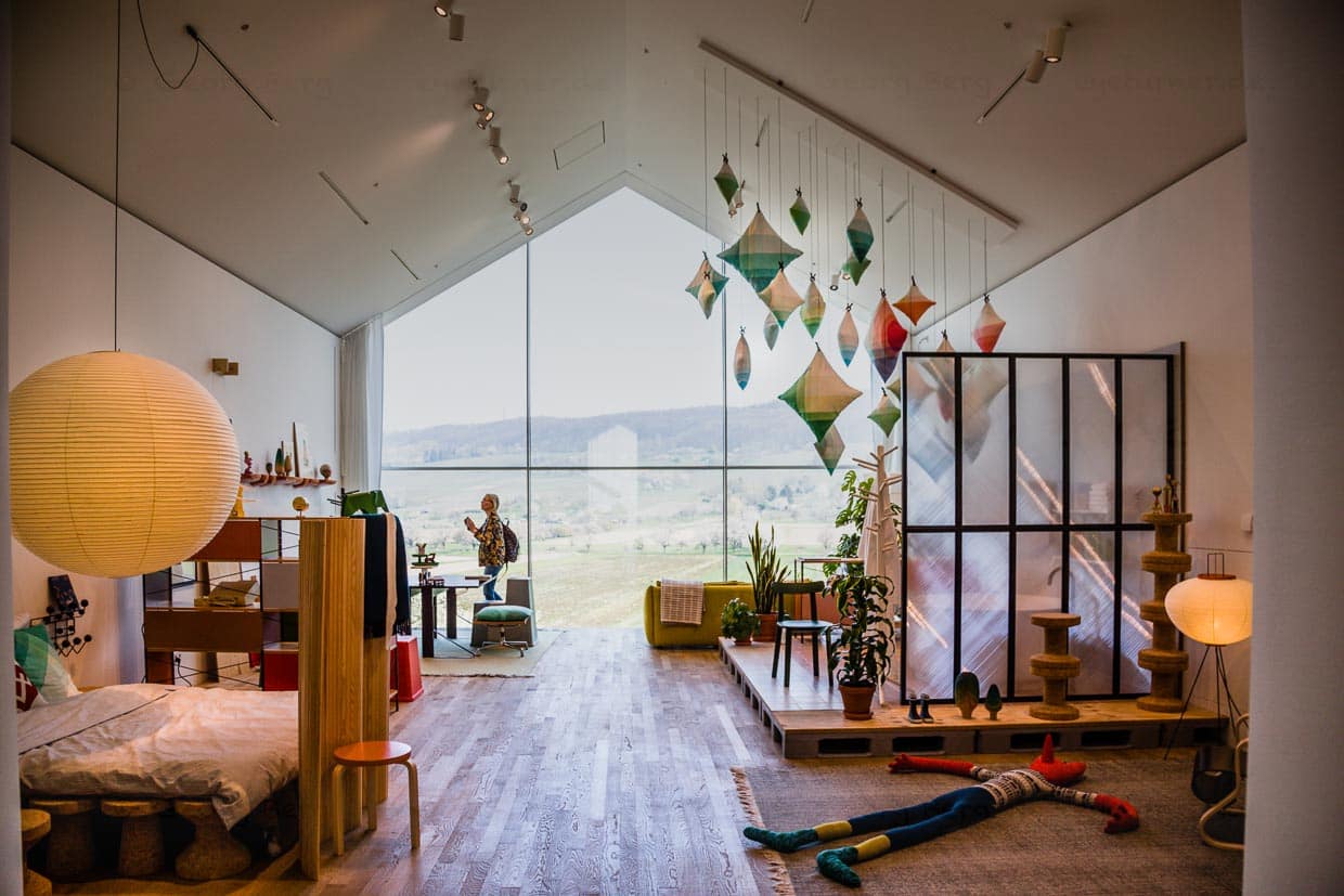 Innenansichten aus dem Vitra Haus. Die Wohnwelten von Vitra sind gespickt mit Informationen rund um die Designer und die Geschichte ihrer Möbel / © Foto: Georg Berg