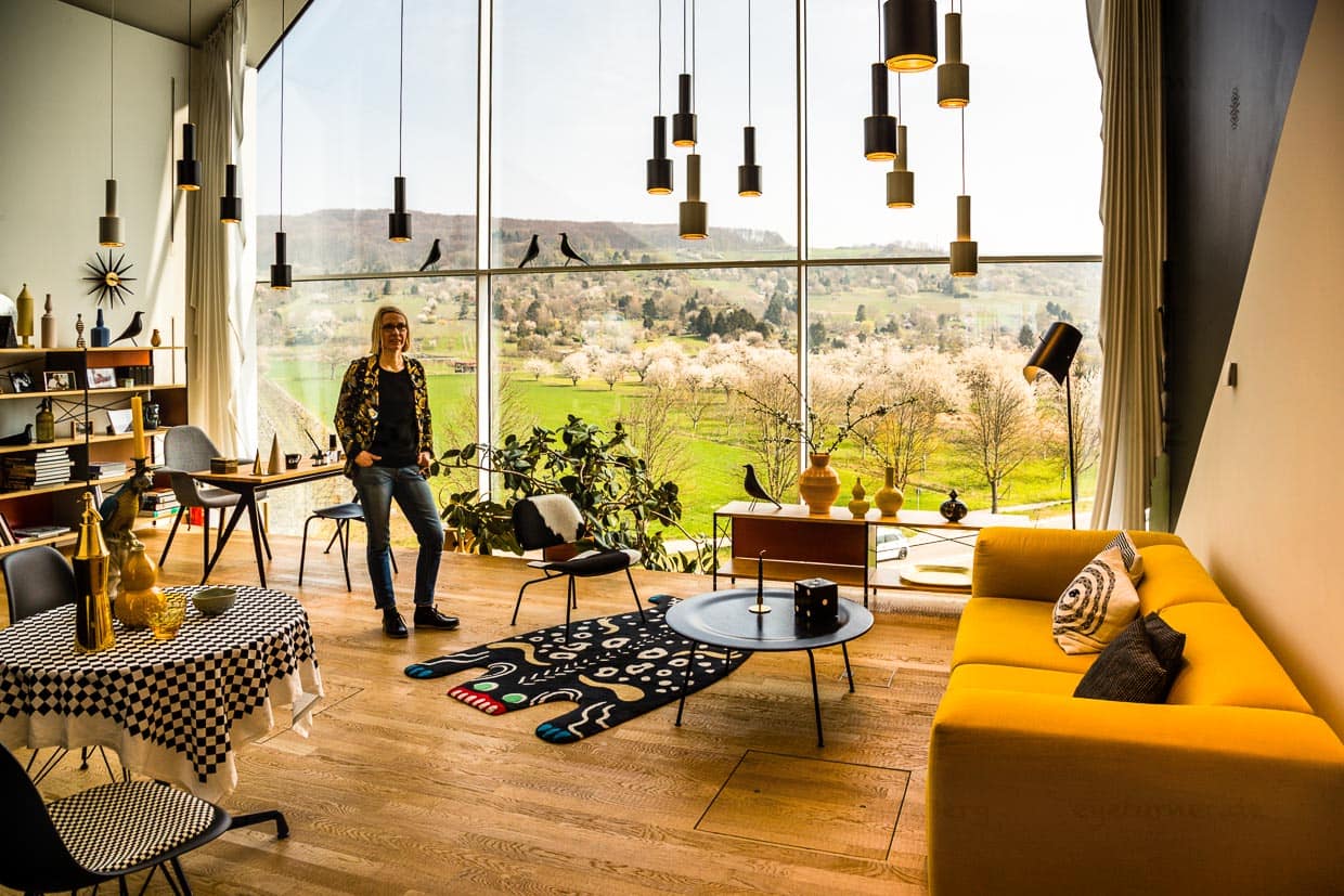 Innenansichten aus dem Vitra Haus. Mit Blick in die schöne Landschaft und einem ganzen Geschwader Handgranaten in der Luft. Klingt bedrohlich? Gemeint ist die Pendelleuchte, die Alvar Aalto 1952 für Artek gestaltet hat. Ihr schlichtes Aussehen erinnert an Industrie-Design und hat ihr den Namen Handgranate eingebracht. In Zeiten des Kalten Krieges war man mit Kosenamen anscheinend nicht so empfindlich / © Foto: Georg Berg