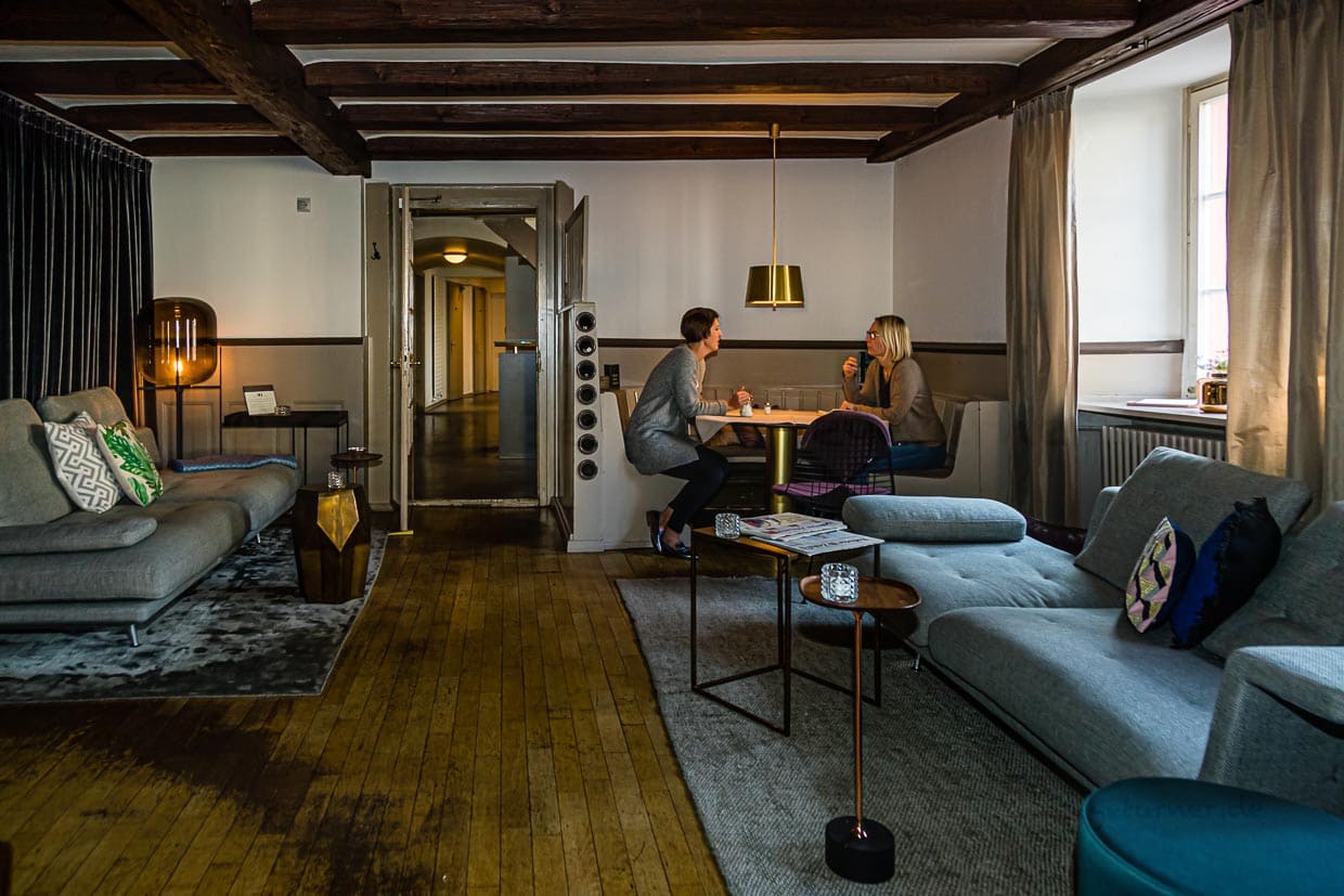 Das Restaurant ist verkleinert worden. Dafür werden Hotelgäste und Restaurantbesucher nun im Living Room empfangen. Hier lädt Sonja Hechler zum Apéro und gleich fallen dem Besucher die ersten Design-Objekte ins Auge. Im Gespräch mit FrontRowSociety Autorin Angela Berg erzählt Sonja Hechler von der engen Verbundenheit zu Vitra. Aber auch junge Designlabel aus der Region wie etwa Pulpo mit Sitz in Lörrach werden in das Interieur des Hauses integriert. Hechler arbeitet seit der ersten Renovierungsphase 2012 mit der Innenarchitektin Anne-Sophie Hollenwäger zusammen / © Foto: Georg Berg