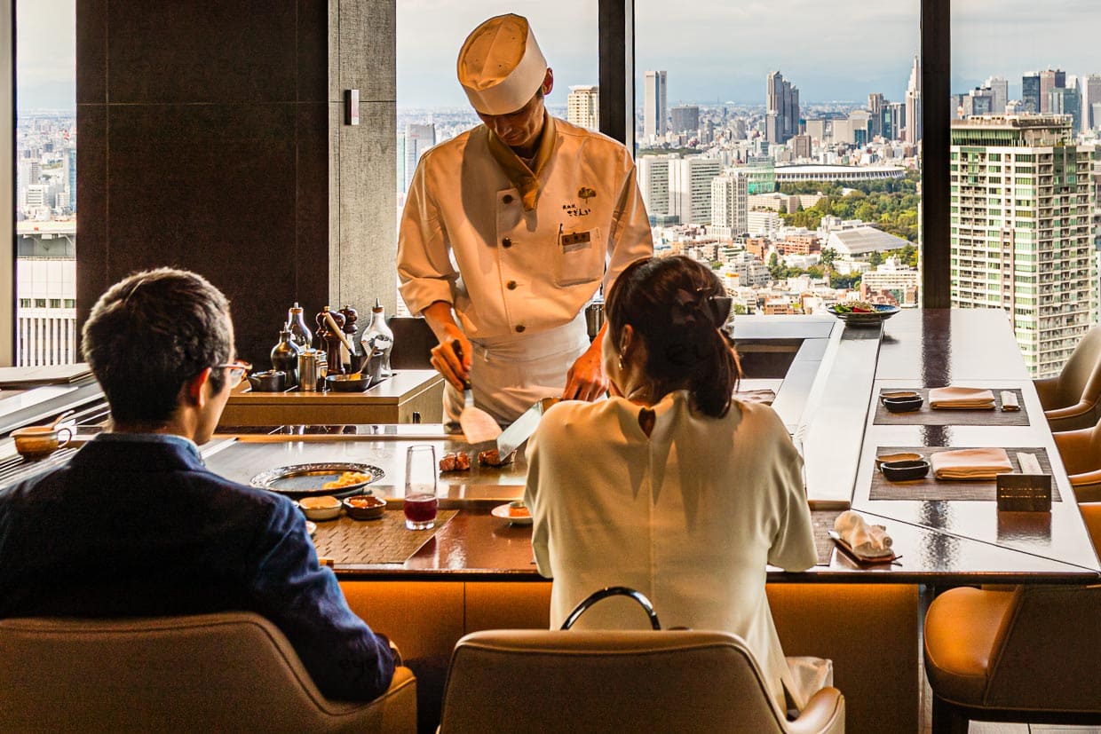 Direkt neben der Bar liegt das wieder auferstandene Teppanyaki Restaurant Sazanka. Besonders beliebt bei den Gästen aufgrund der sensationellen Aussicht / © Foto: Georg Berg