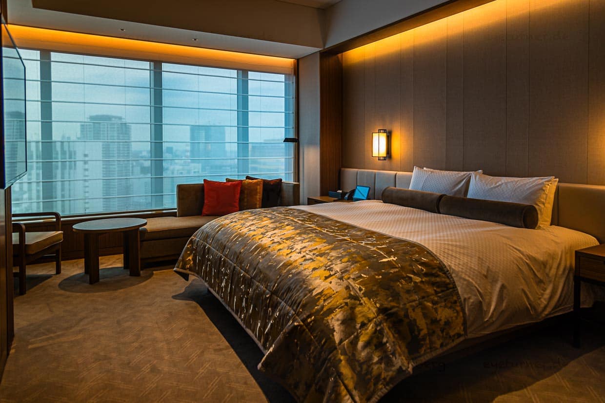 Zimmer mit Aussicht. Im Stil traditioneller japanischer Wohnräume. Luftig und leicht. Die Fensterfront zieht sich über die komplette Länge des Wohnraums / © Foto: Georg Berg