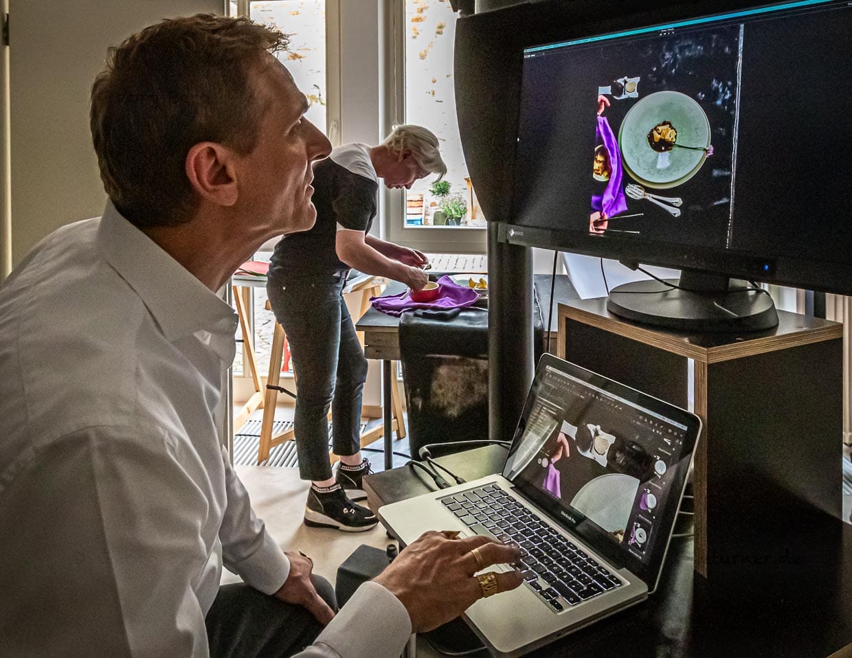 Kritischer Blick auf den Monitor / © Foto: Georg Berg