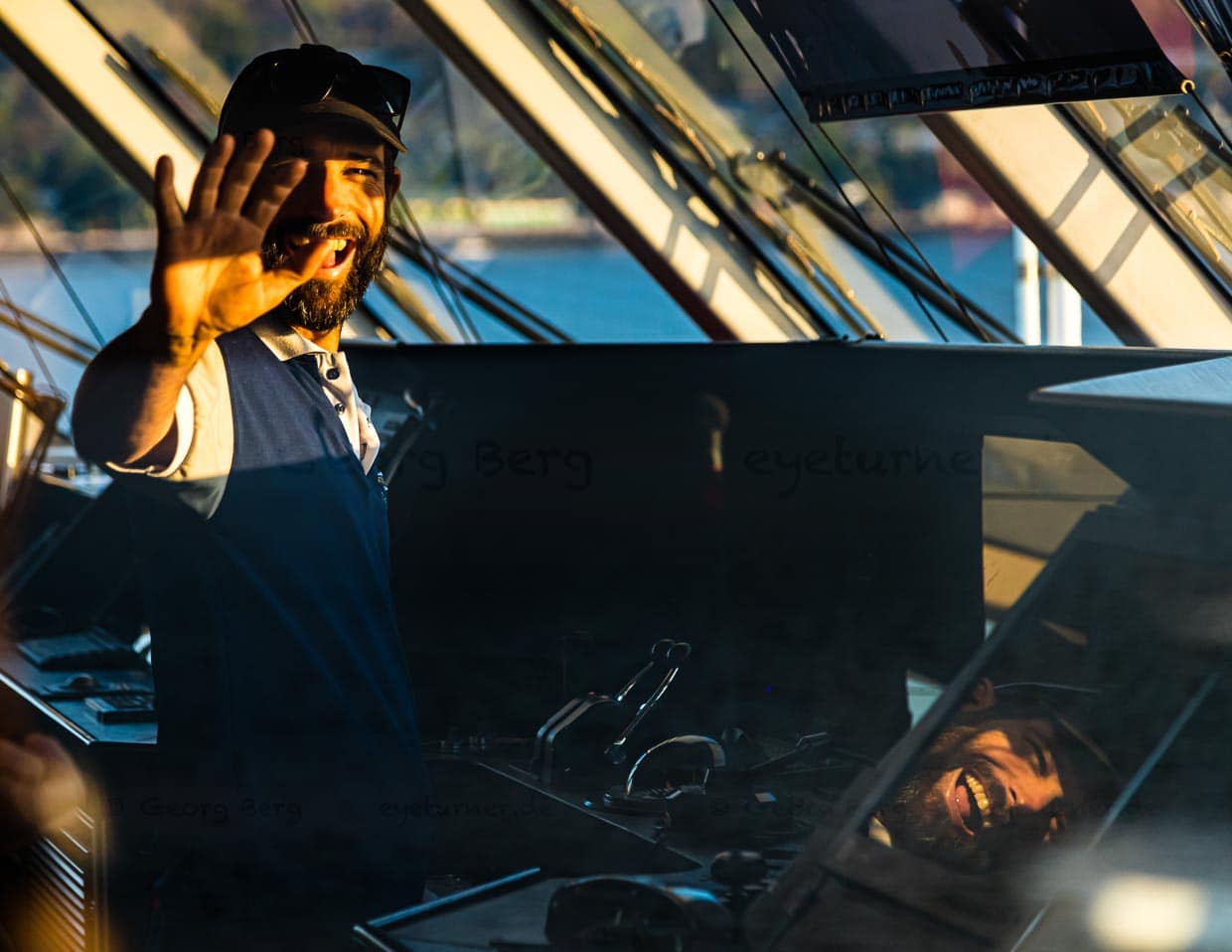 Jederzeit ansprechbar: Captain Ben Bonnett auf der Kommandobrücke der True North / © Foto: Georg Berg