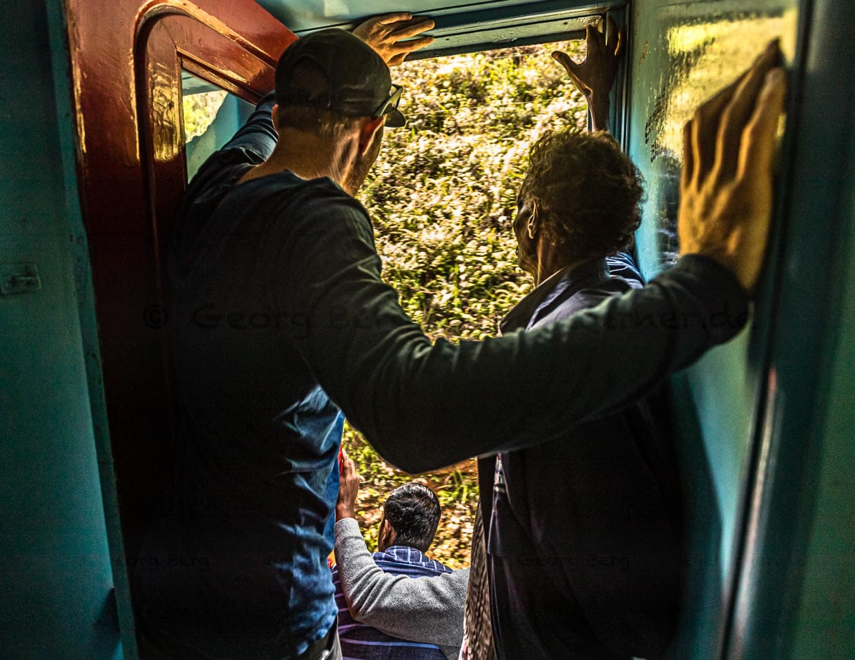 Ob auf den Stufen sitzend oder stehend, die Plätze an der Türen sind begehrt - auch unter den Einheimischen / © Foto: Georg Berg