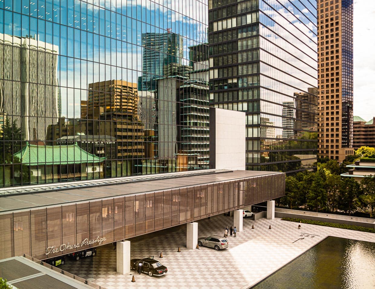 Der Eingangsbereich des Okura Prestige in Tokio. Das Schachbrettmuster der Auffahrt findet sich auch in der Lobby wieder / © Foto: Georg Berg