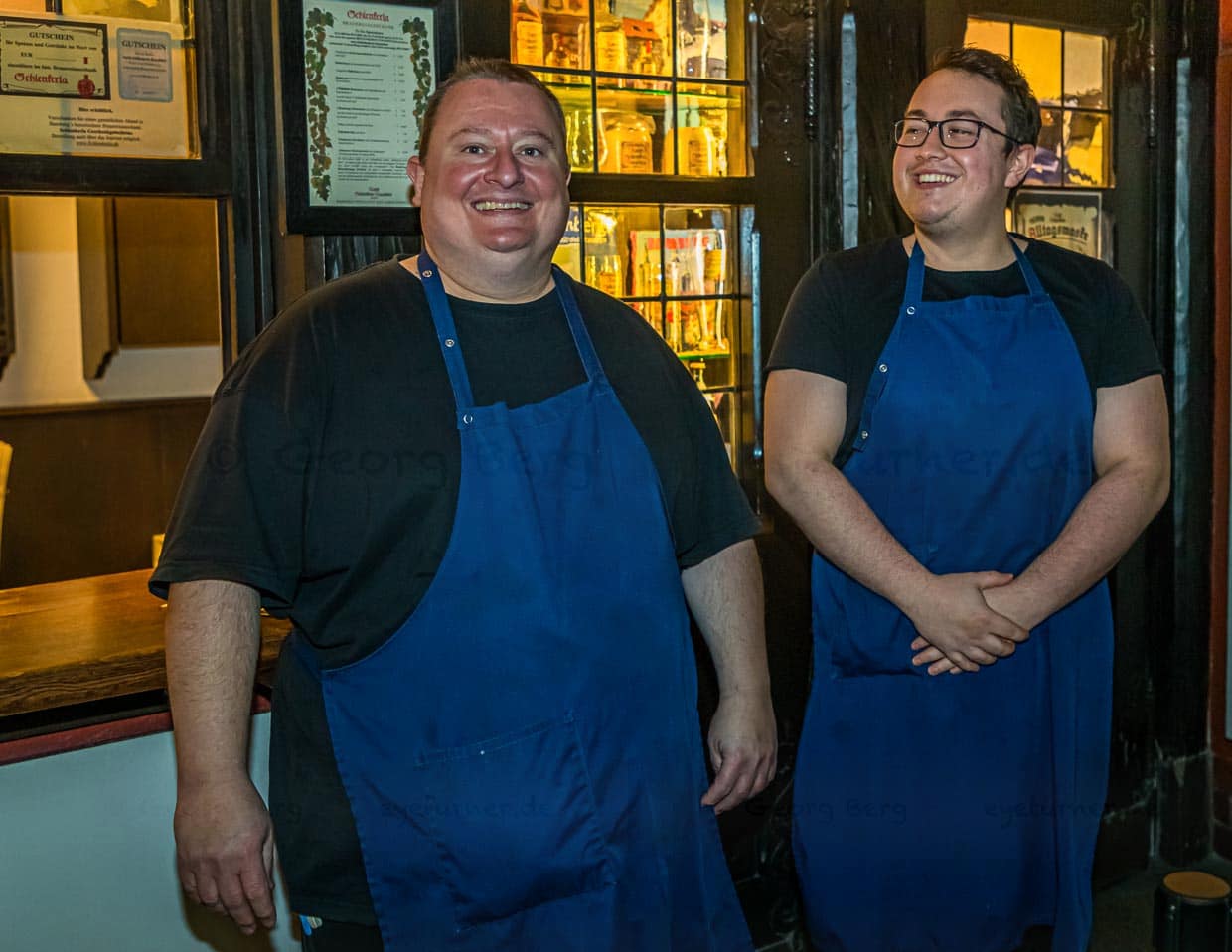 Wolfgang Theis, Chefkoch (links) und Simon Klein, Historiker, machen das kulinarische Mittelalter wieder lebendig. Die historischen Räumlichkeiten in der Gaststätte Schlenkerla verpassen dem Konzept der beiden Rezeptforscher das perfekte Ambiente / © Foto: Georg Berg