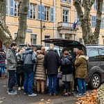 Trüffelverkauf aus dem Auto heraus. An den ersten Markttagen in Aups ist der frühe Schwarze Trüffel der Saison schnell ausverkauft / © Foto: Georg Berg