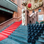 Die beeindruckende Eingangshalle von Hotel Blow up 5050, Posen. Polen. Als Gast möchte man sofort dem roten Teppich folgen. Er führt vorbei an zeitgenössicher Kunst wie Skulputen und Fotografien. Der Hotelgast wird direkt in die ebenfalls gigantische Hotelbar geführt / © Foto: Georg Berg